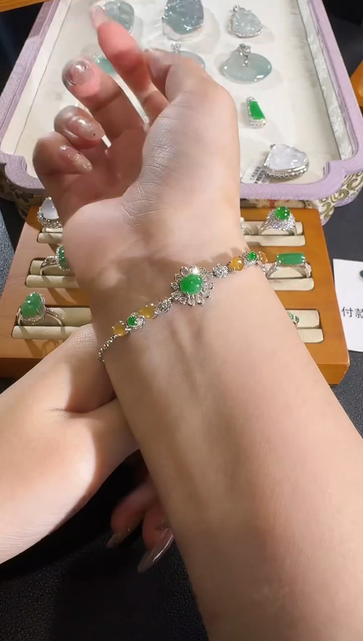 【闪购商品】翡翠吊坠(不含链)18K金镶嵌【源头工厂】钻石镶嵌