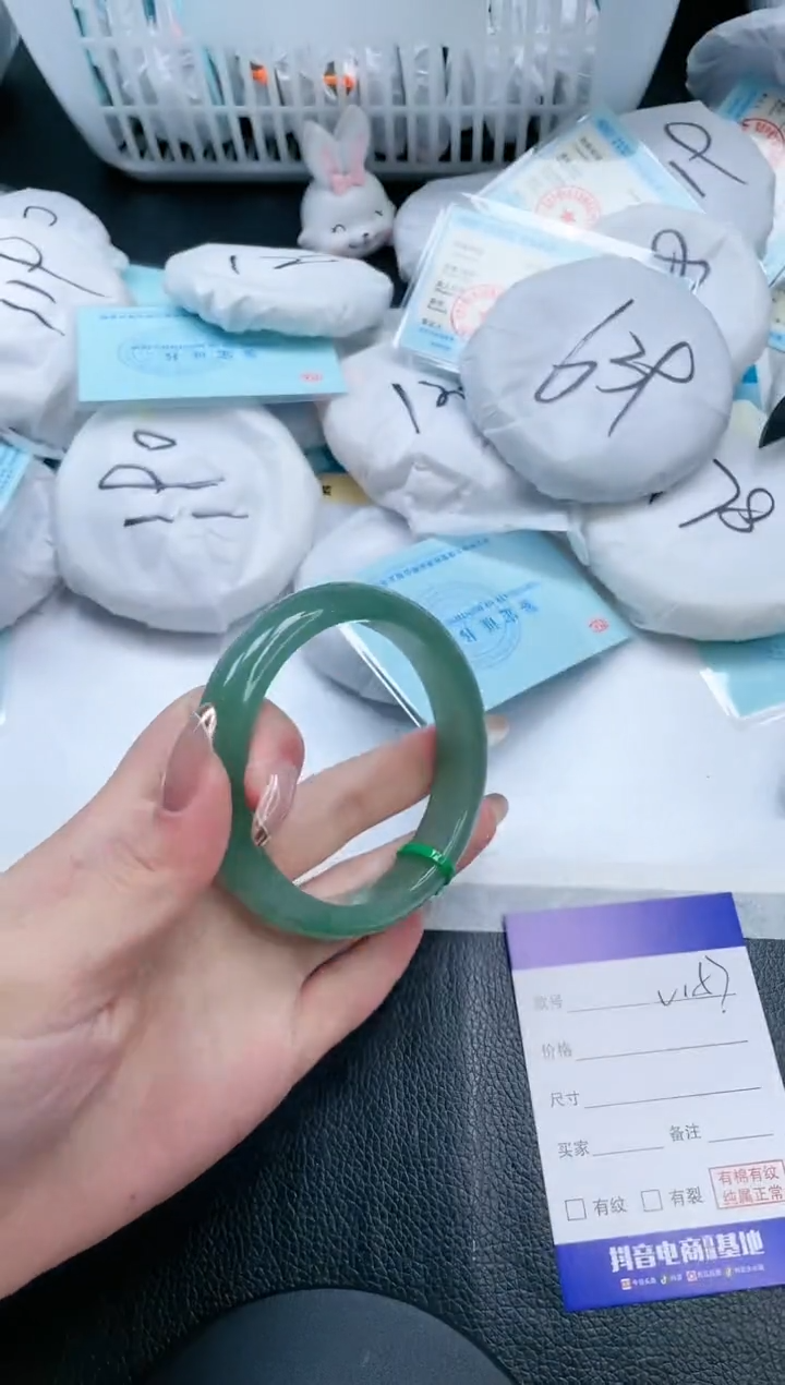 【闪购商品】石英质玉手镯未镶嵌21V157-60