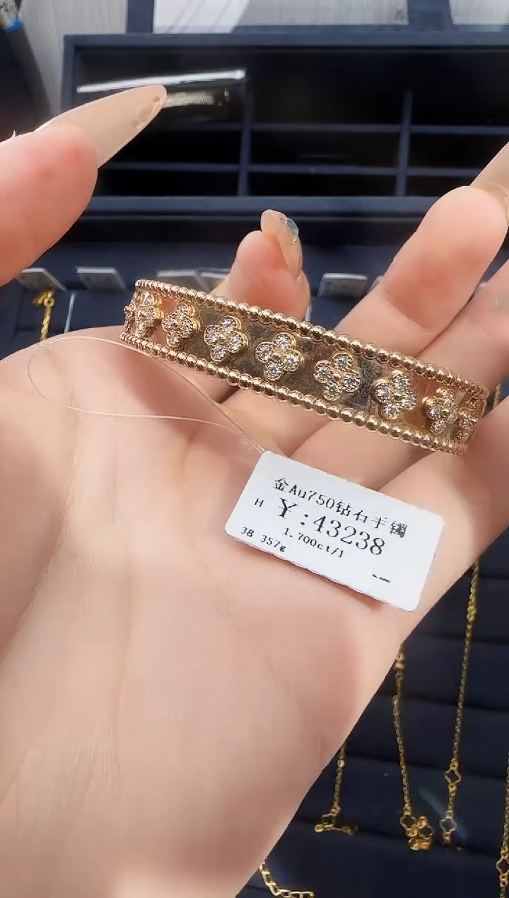 18K金镶嵌手镯钻石T****eB2599908908835