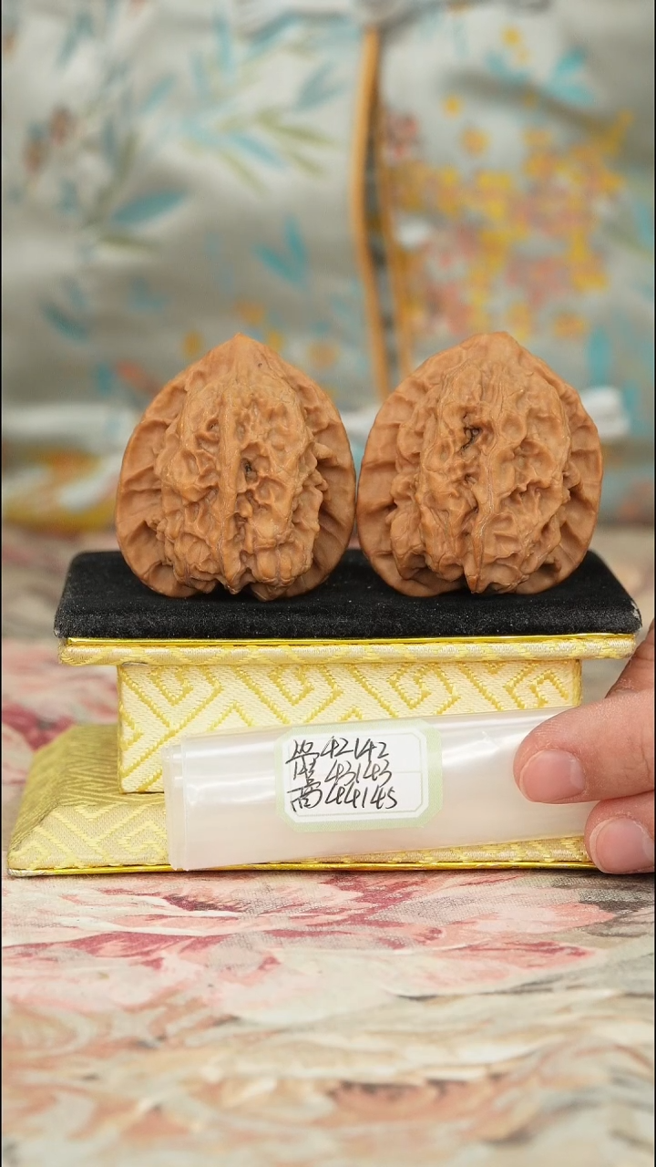 【闪购商品】文玩核桃把件梨木台