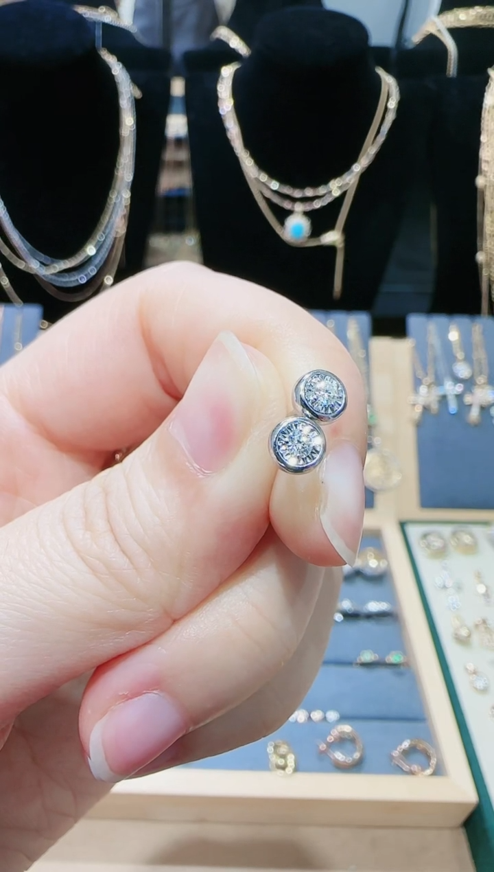 【闪购商品】钻石耳钉18K金镶嵌钻石耳钉