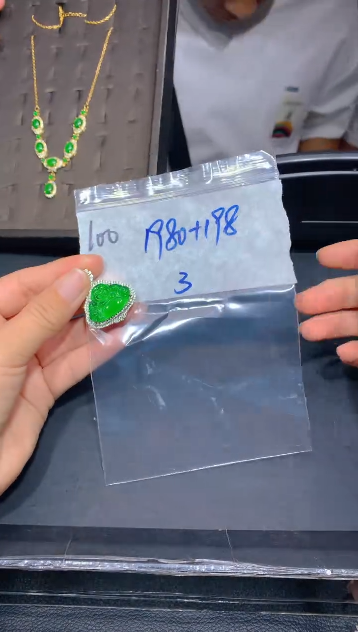 【闪购商品】定制翡翠未镶嵌100吊坠多样性拍一发一毛货定制抛光