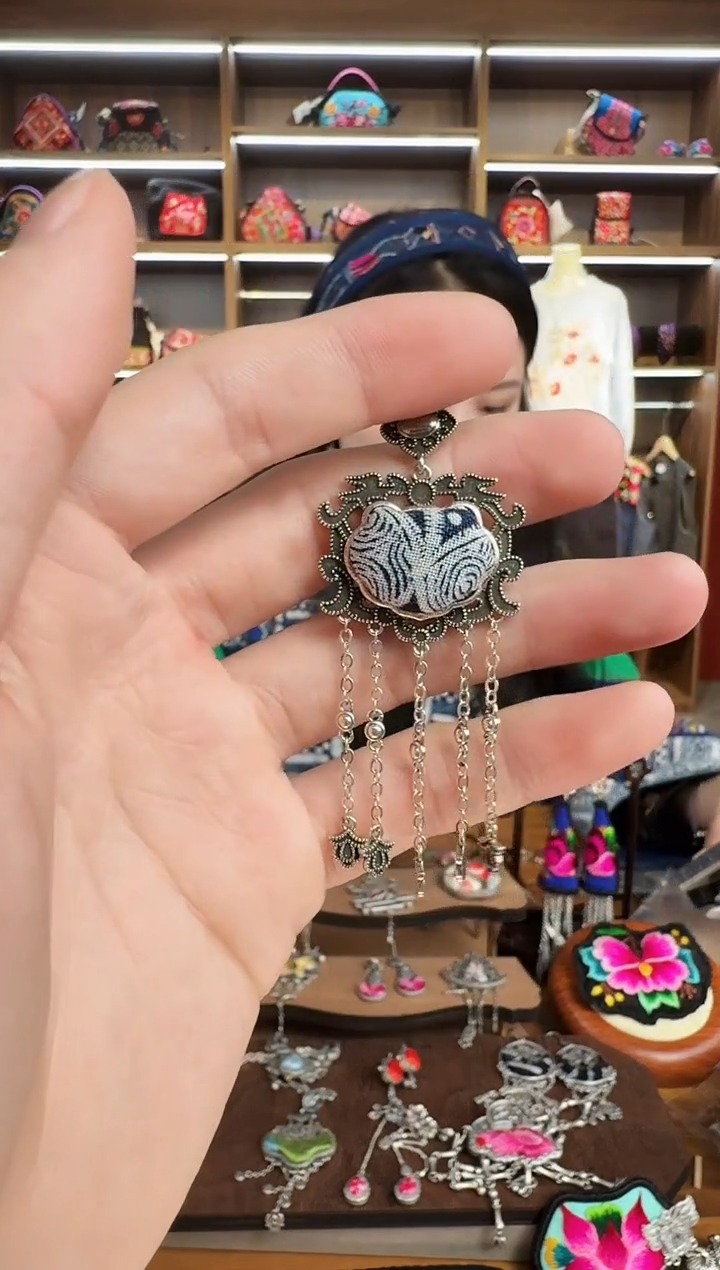 【闪购商品】织绣220蒙阿苏苗绣传承