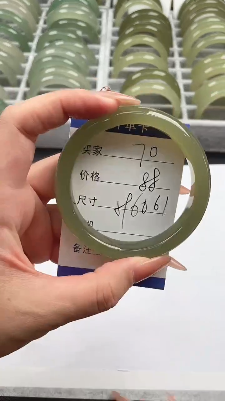 未镶嵌手镯石英质玉湖水绿