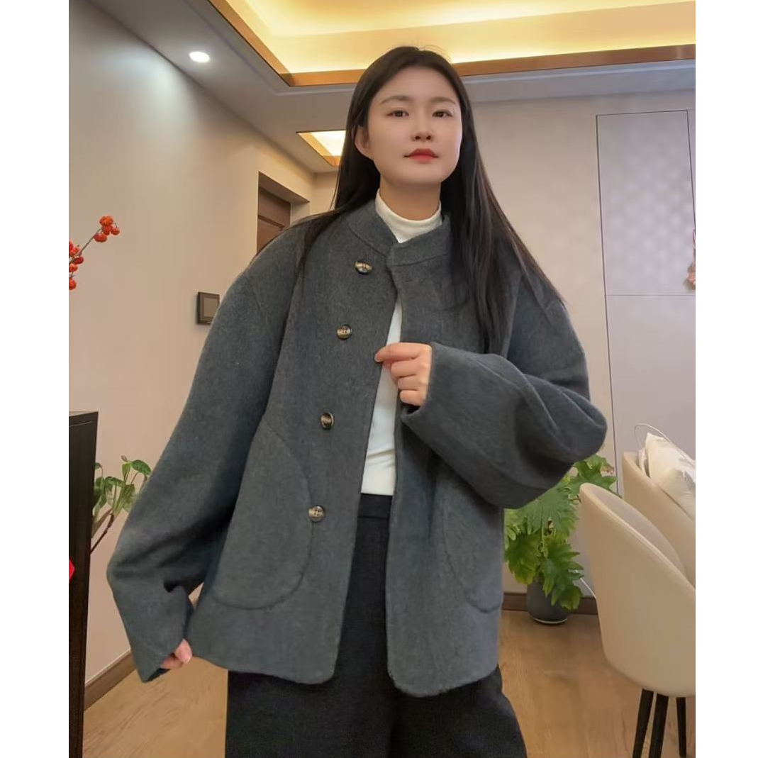 soeu*设计款偏襟牛角扣小立领短款毛呢大衣