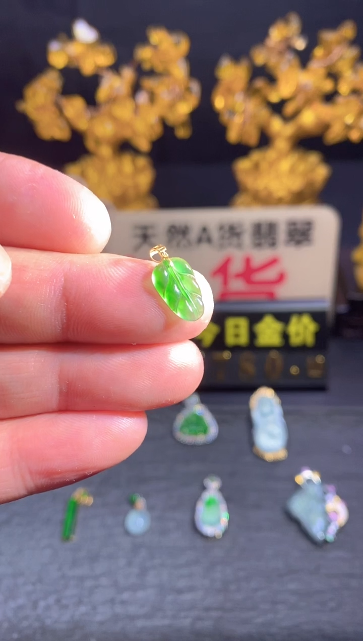 翡翠18K金镶嵌颈饰