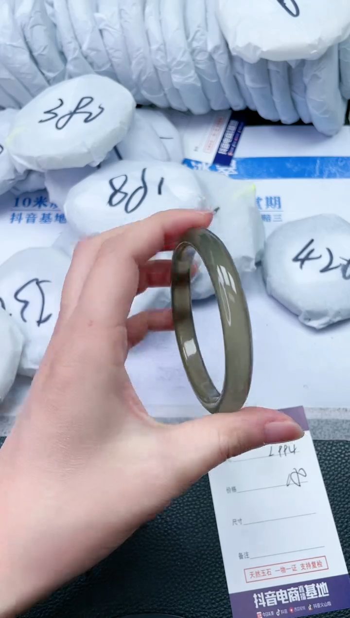 【闪购商品】石英质玉手镯未镶嵌L994