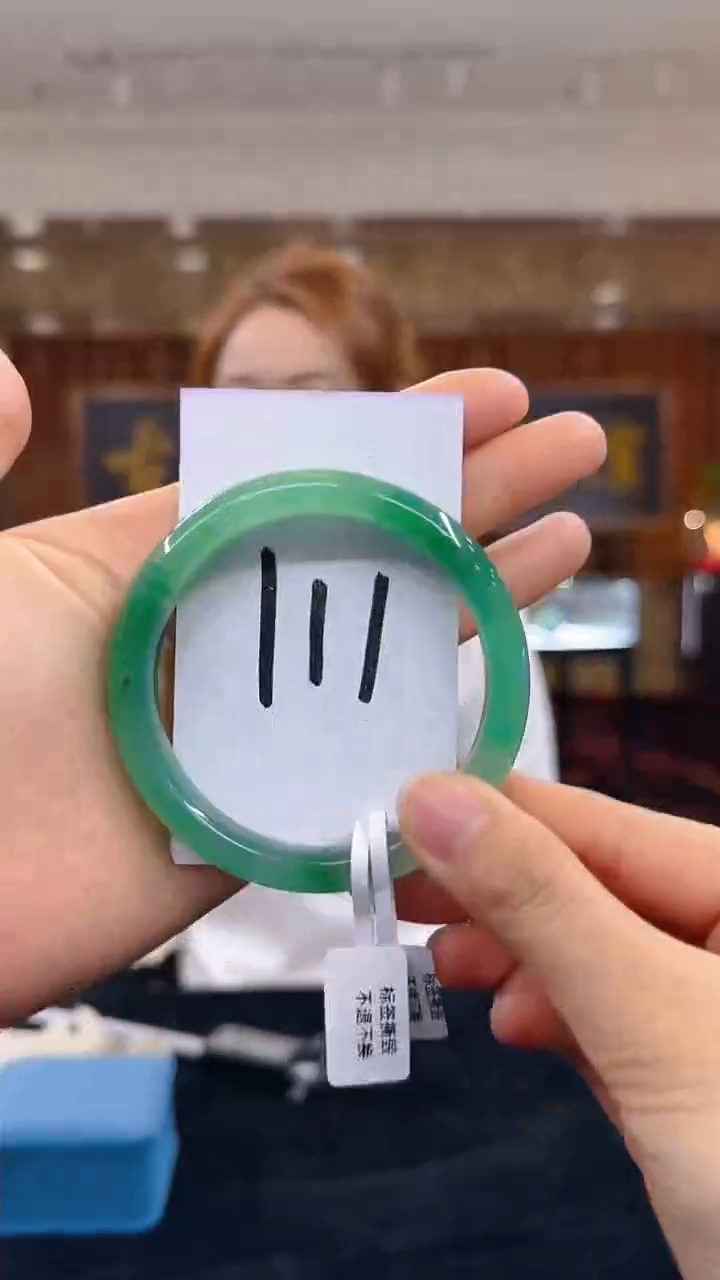 【闪购商品】石英质玉手镯未镶嵌飘花手镯