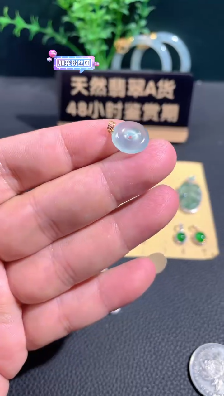 翡翠18K金镶嵌颈饰翡翠