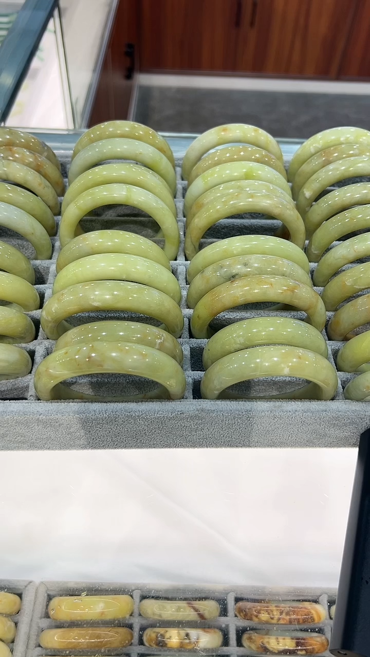 蛇纹石玉未镶嵌颈饰桂花手镯