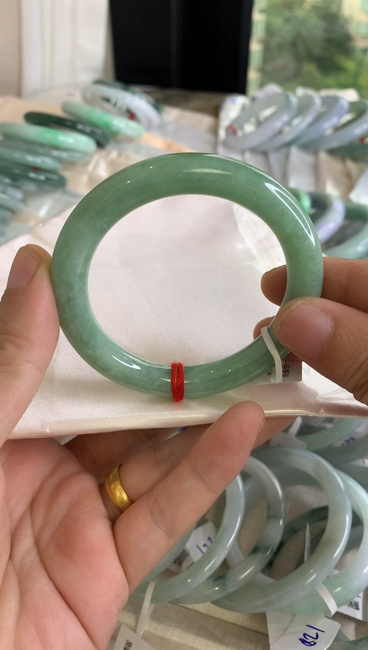 翡翠手镯未镶嵌圆条满绿53.3
