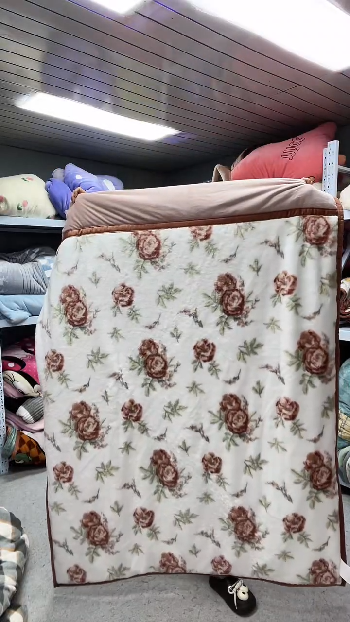 牛奶绒120+150仿兔毛。被子