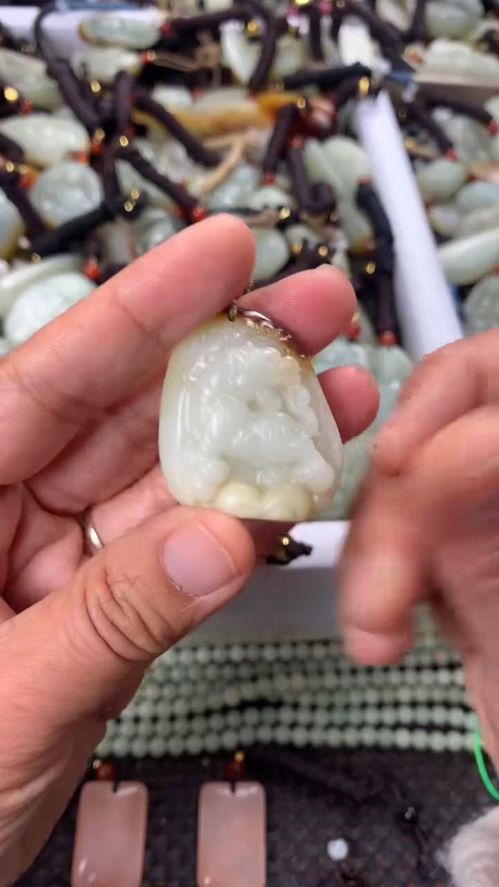 【闪购商品】和田玉颈饰未镶嵌多样性发货没有证书，拍一发一.有瑕