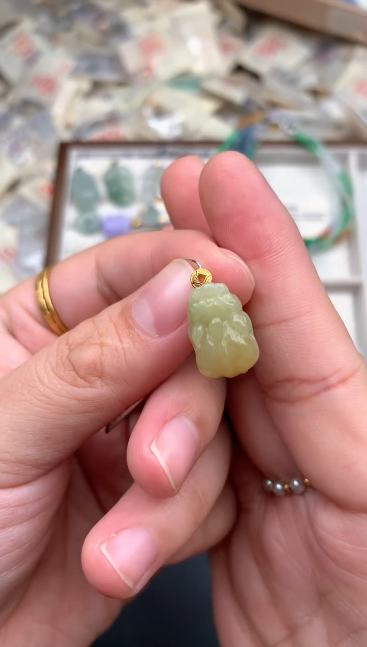 18K金镶嵌挂件翡翠一