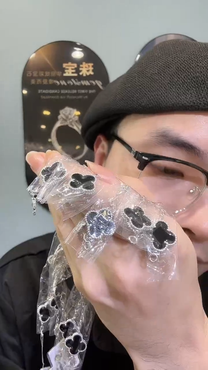 18K金镶嵌手链钻石多样性发一