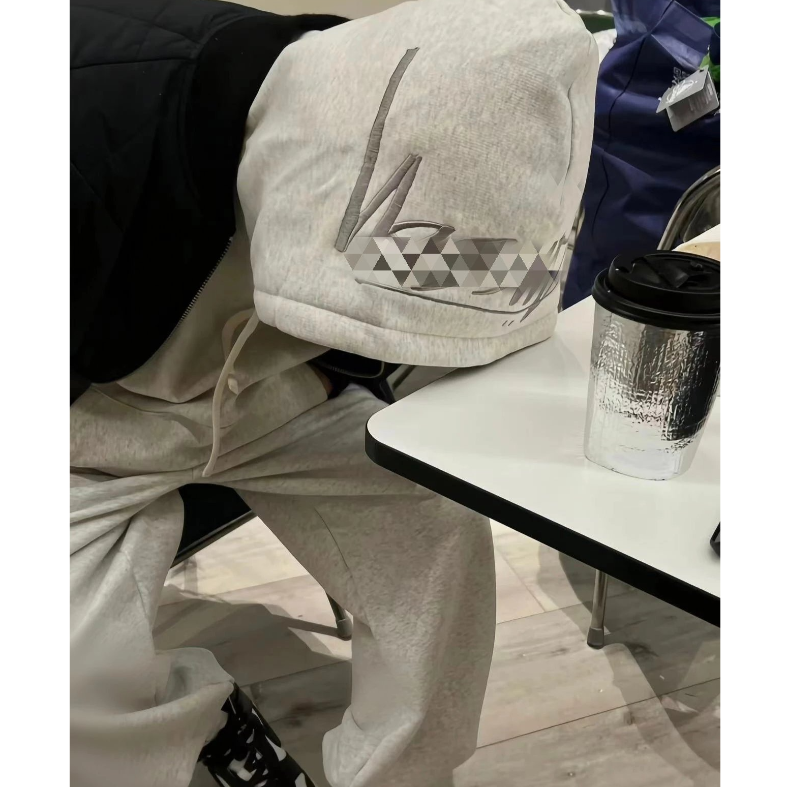 PULB自主刺绣白雪花灰连帽抓绒卫衣