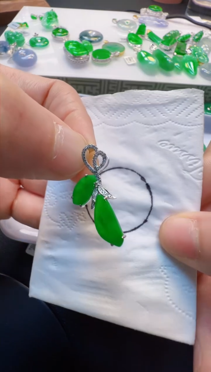 翡翠18K金镶嵌吊坠(不含链)随形