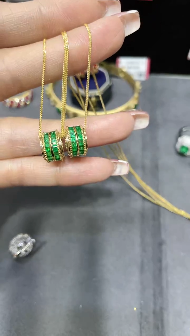 18K金镶嵌天然祖母绿项链 多样性发其一