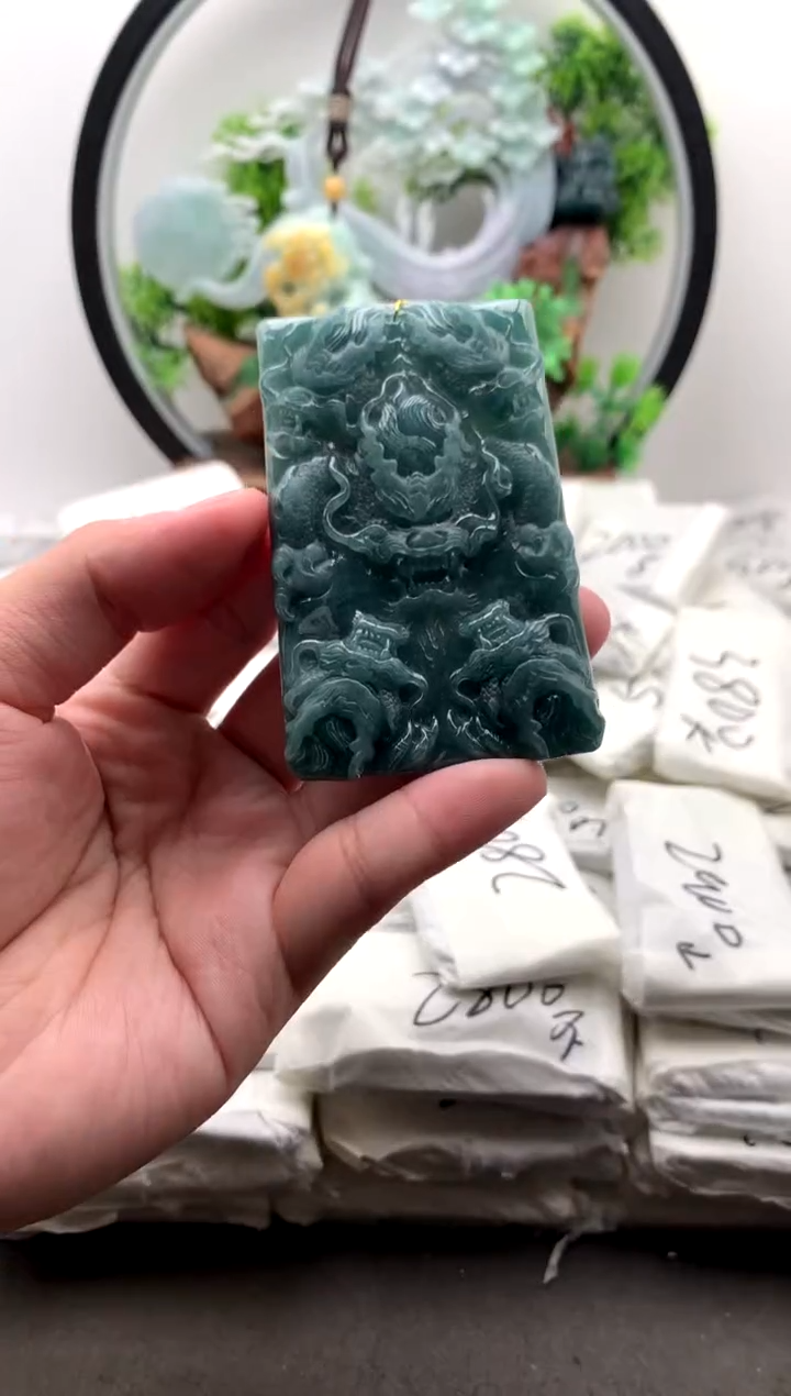 【闪购商品】翡翠颈饰未镶嵌九龙牌