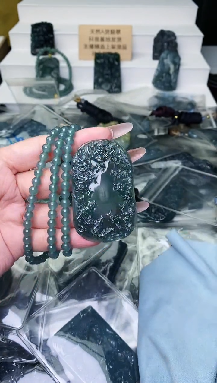 颈饰未镶嵌翡翠 