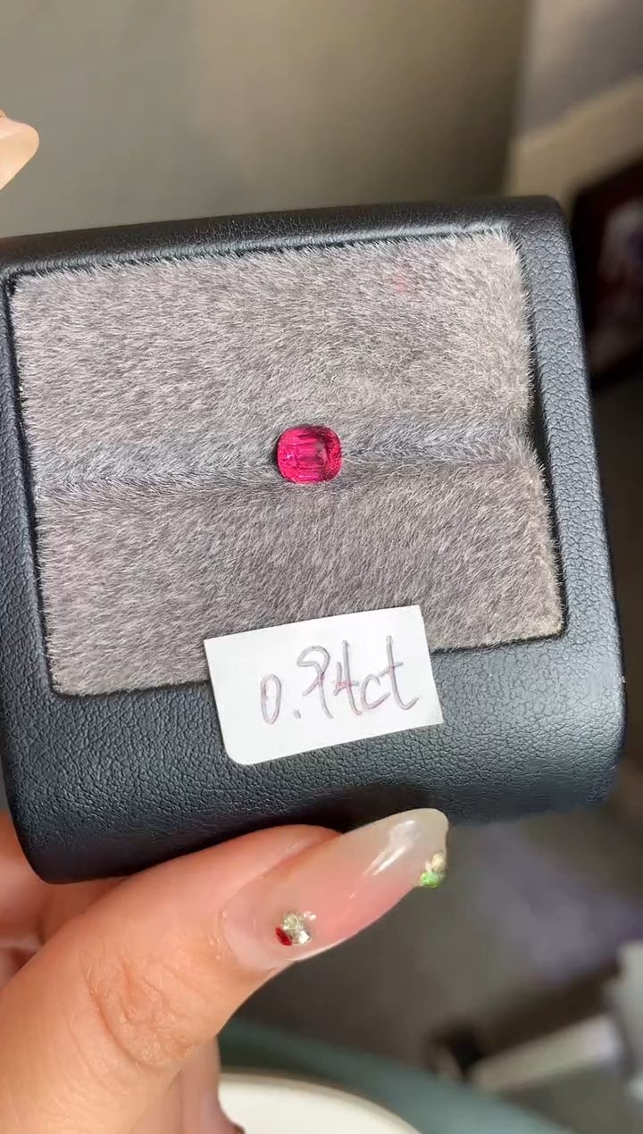 未镶嵌裸石定制尖晶石笨*枕型 霓虹色调 0.94ct