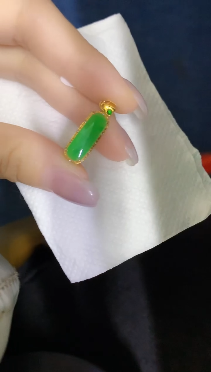 颈饰18K金镶嵌翡翠缅甸天然翡翠A货