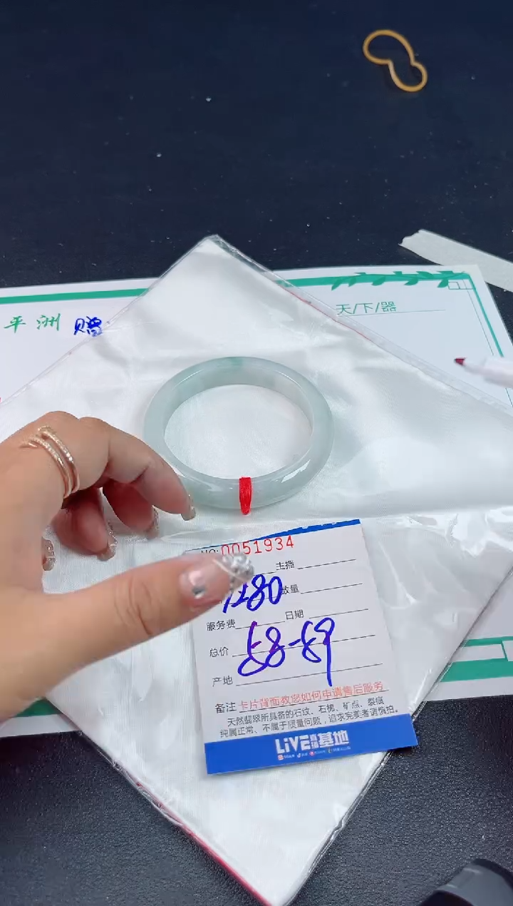 翡翠手镯未镶嵌翡翠手镯