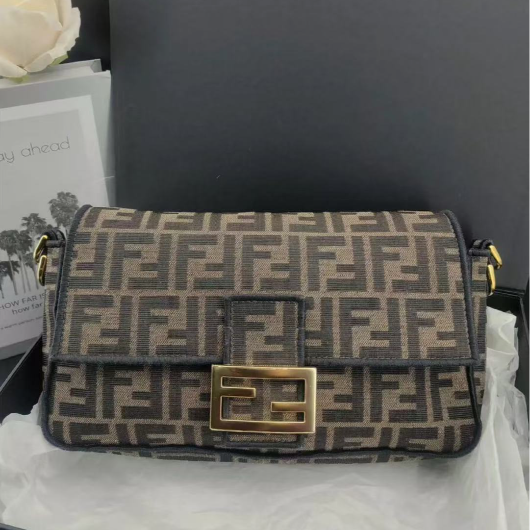 99新 FENDI/芬迪  Baguette 老花布面法棍 中号
