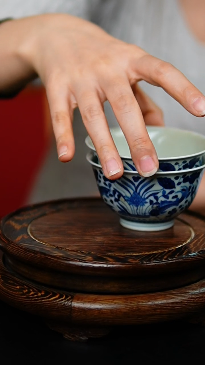 瓷片仿成化青花鱼藻纹压手杯一对