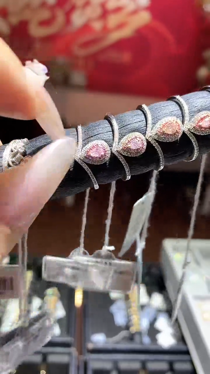 【闪购商品】钻石戒指18K金镶嵌钻石戒指多样性发一