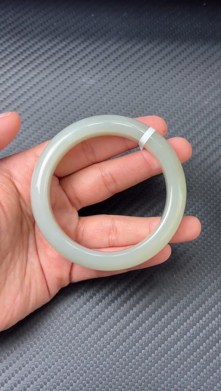 未镶嵌手镯和田玉且末近矿微色差58Mm