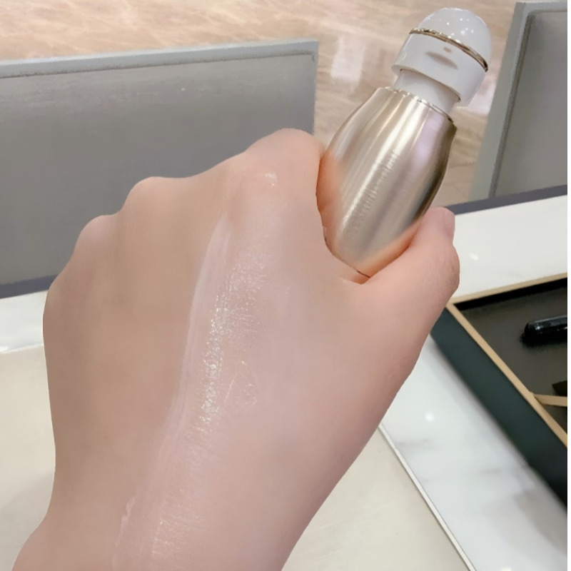 J色的兰花样子的眼精华