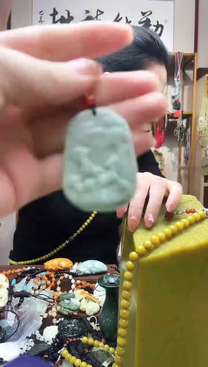 未镶嵌岫玉吊坠··
