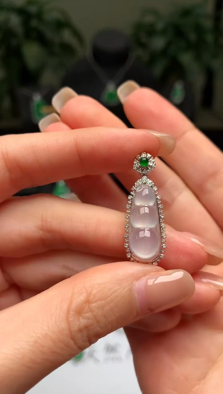 颈饰18K金镶嵌翡翠福豆