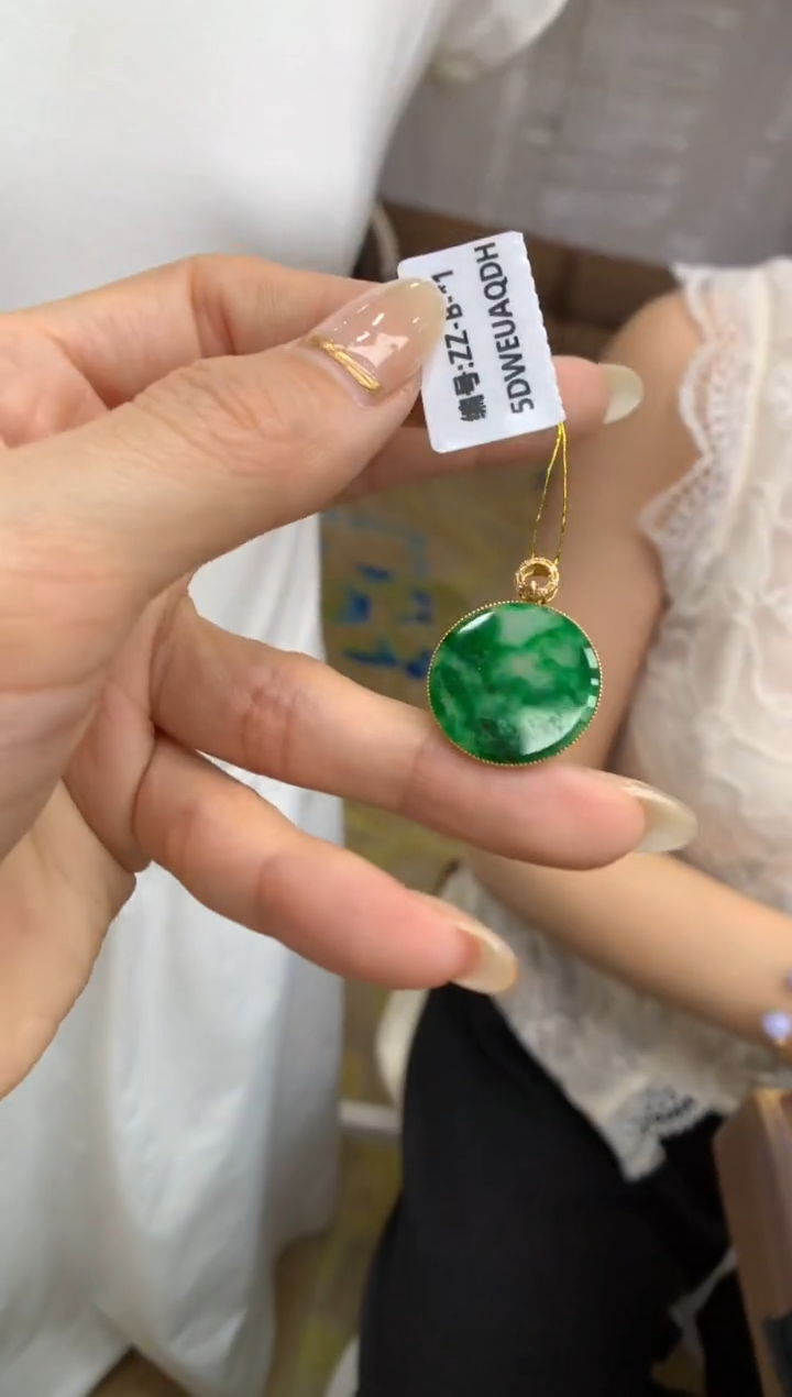 翡翠18K金镶嵌颈饰无事牌