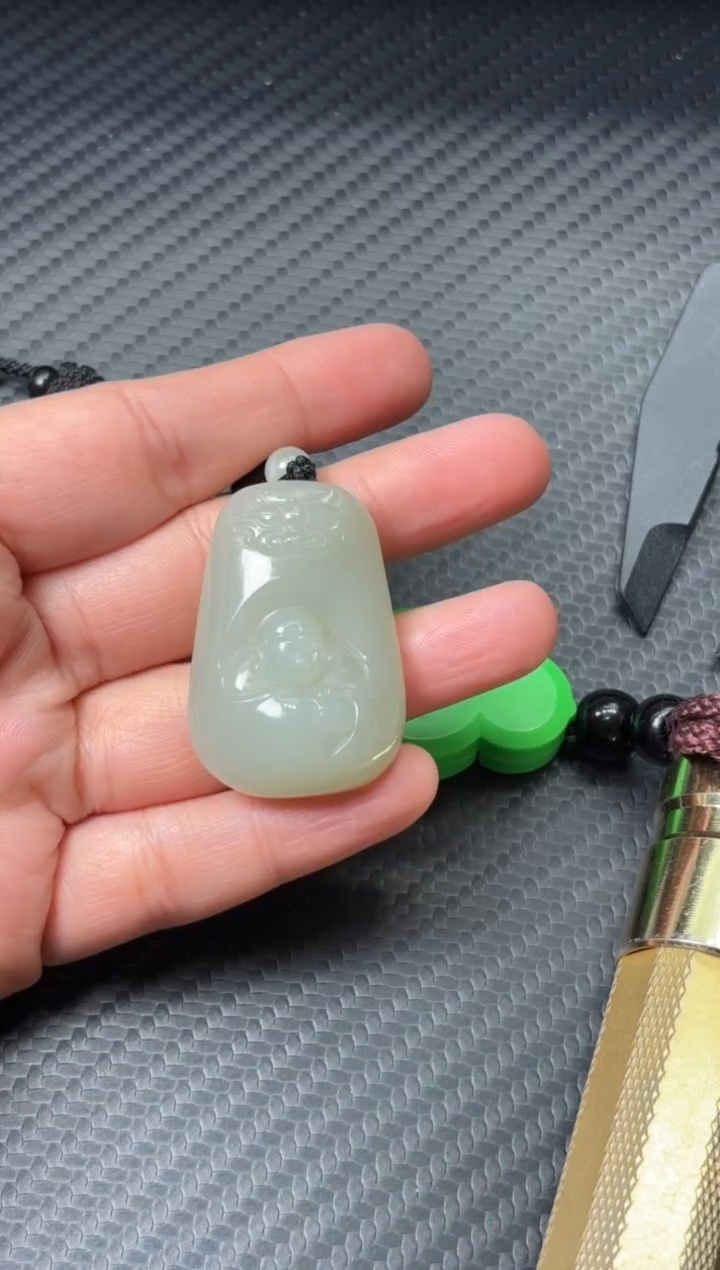 吊坠(赠链)未镶嵌和田玉S****?且末近矿微色差吊坠m