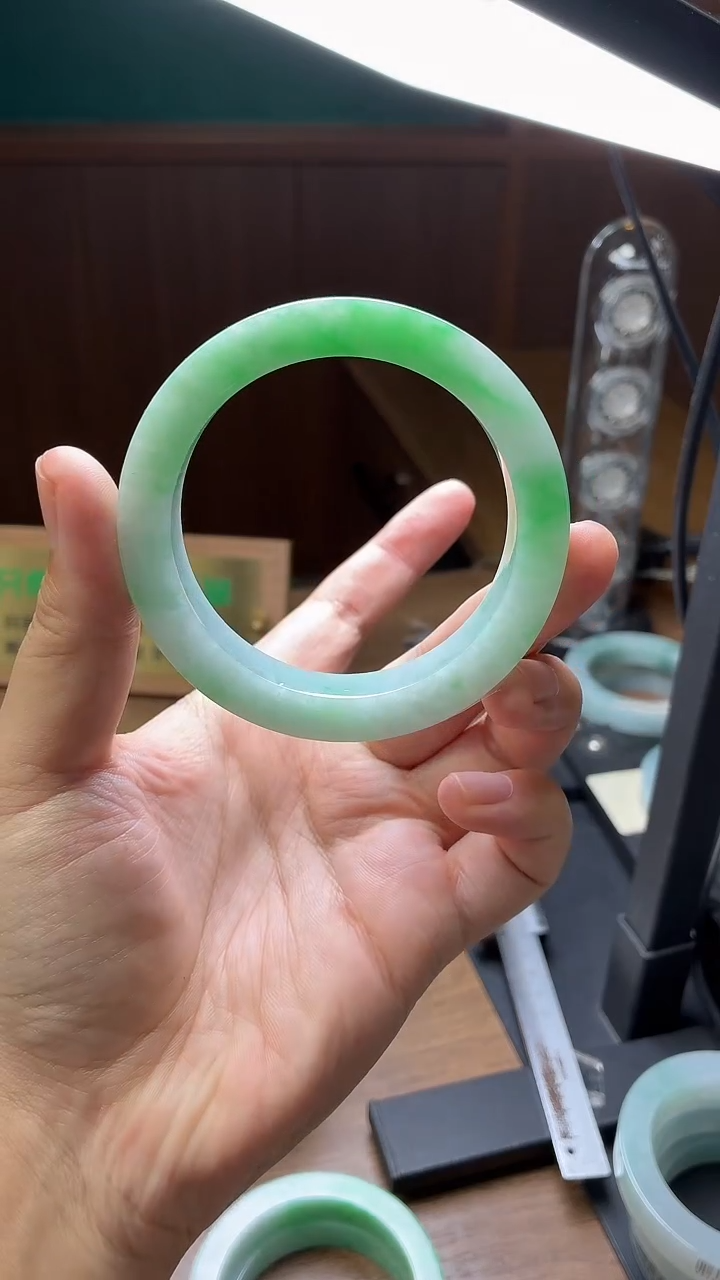 未镶嵌手镯定制翡翠清**流定制