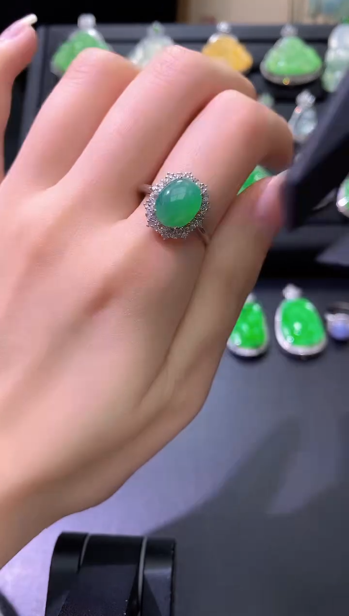 18K金镶嵌戒指翡翠蛋面