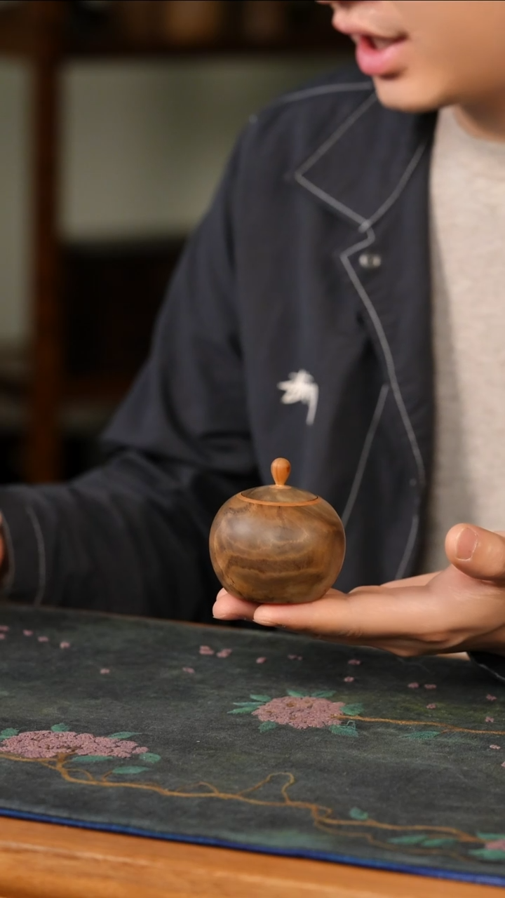 金丝楠乌木水波纹茶叶罐