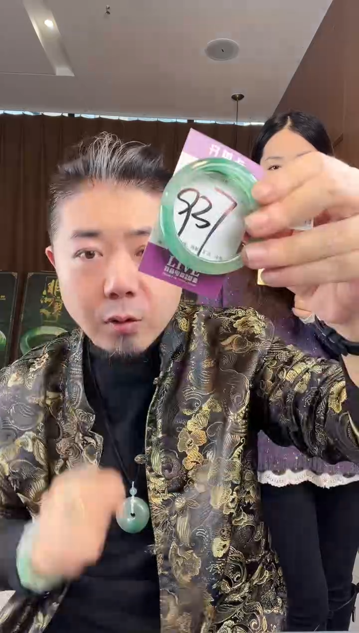 【闪购商品】石英质玉手镯未镶嵌非洲翠