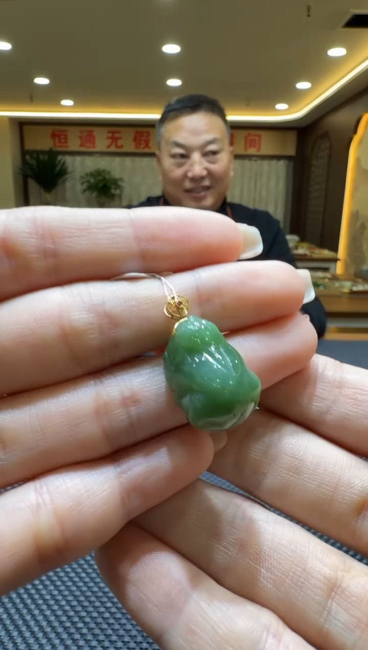 颈饰18K金镶嵌和田玉挂件