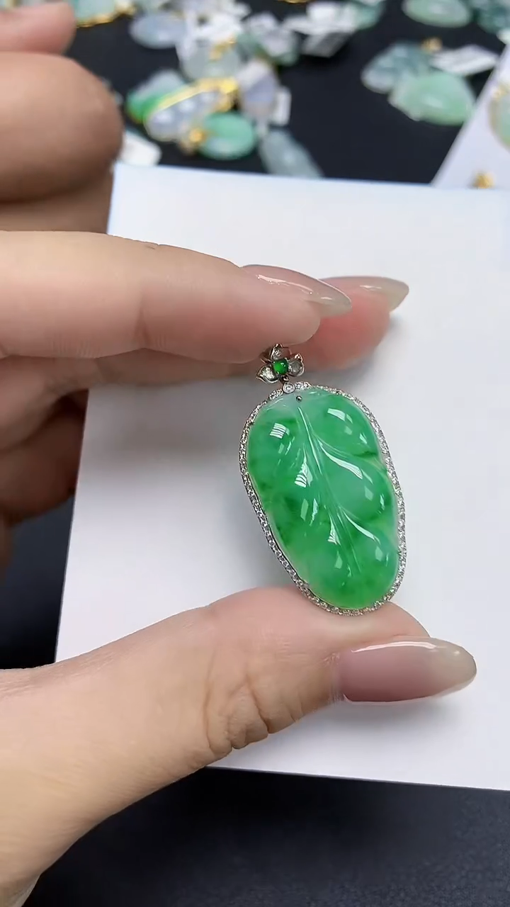翡翠18K金镶嵌颈饰天然缅甸翡翠A货