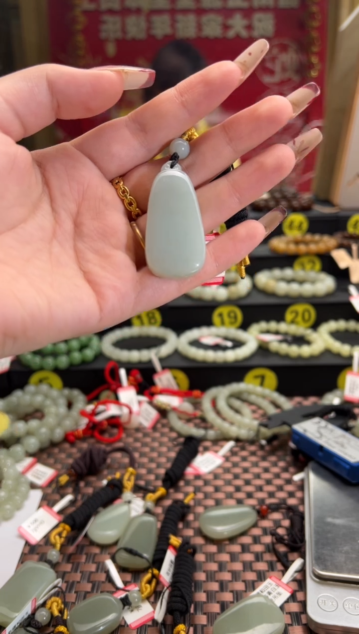 【闪购商品】和田玉吊坠(赠链)未镶嵌且末料青白玉无事