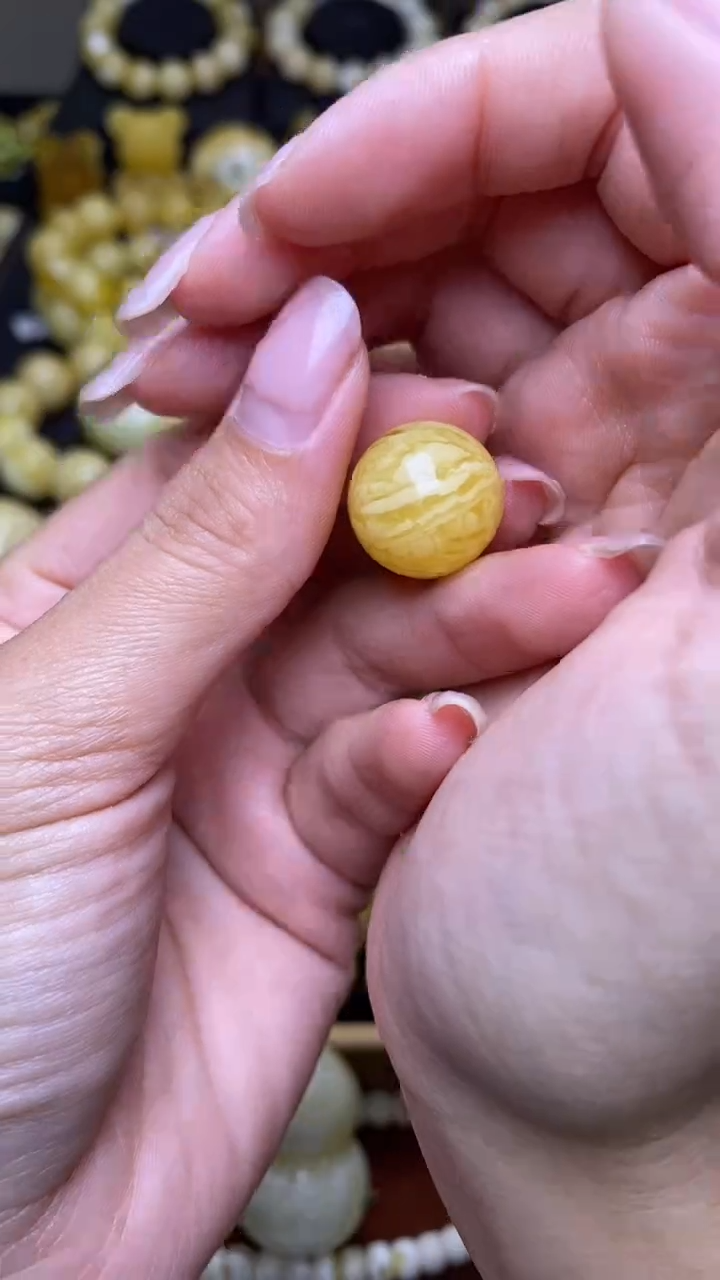 未镶嵌琥珀裸石葵. 83