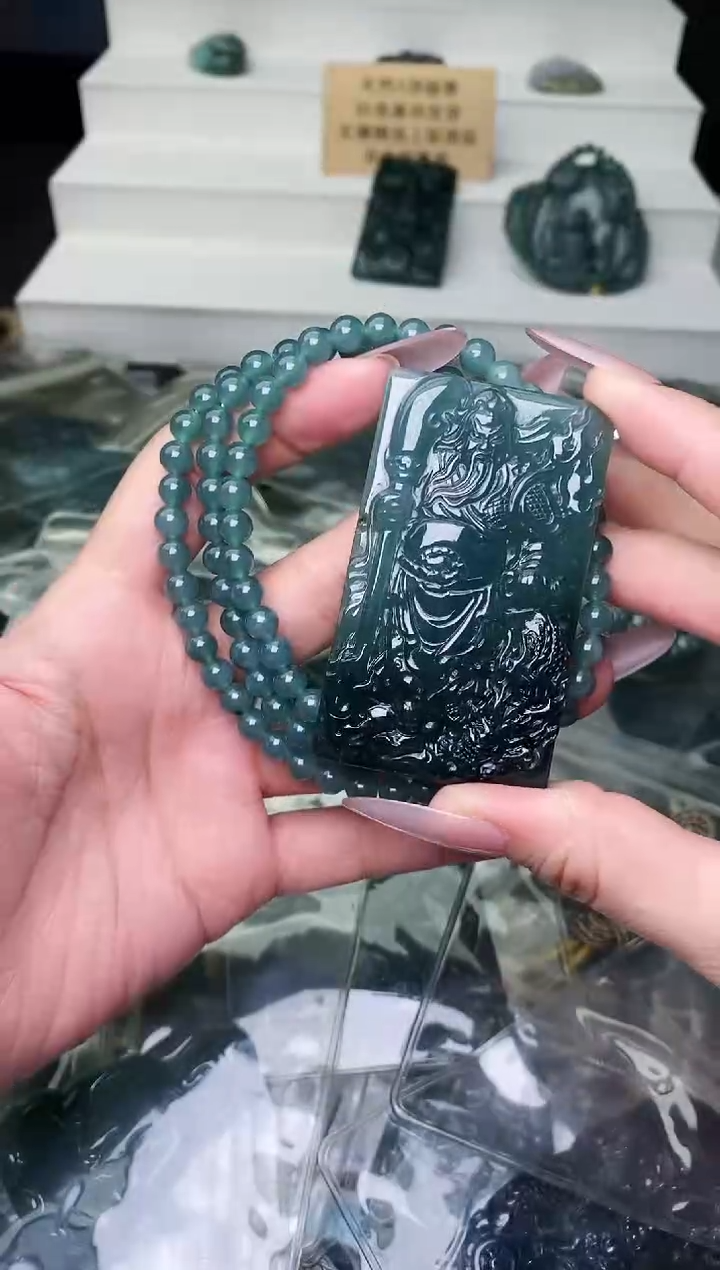 颈饰未镶嵌翡翠 