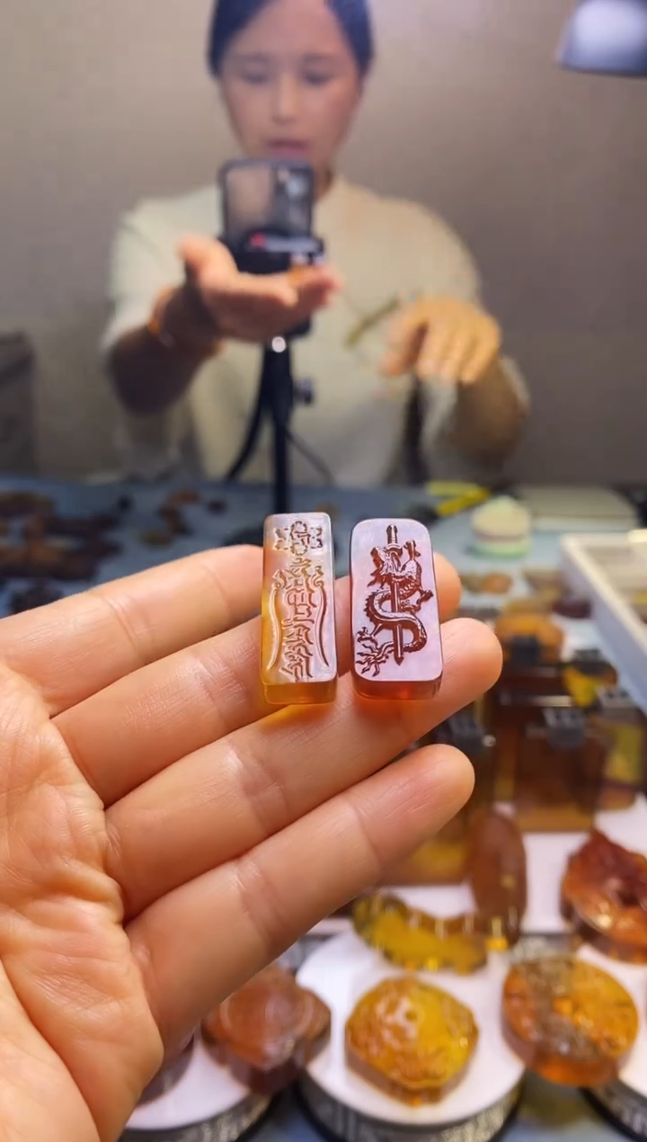 琥珀颈饰未镶嵌SN60-8（六字真言+盘龙剑）