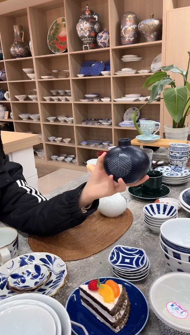 【闪购商品】瓷片白山まゆ花瓶松葉紋　紺マット