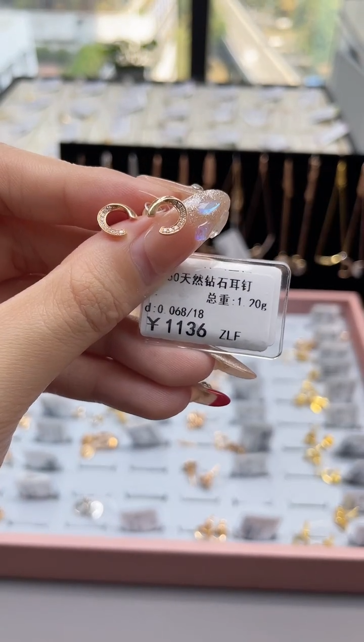 【闪购商品】钻石耳饰18K金镶嵌剪断标绳不退不换