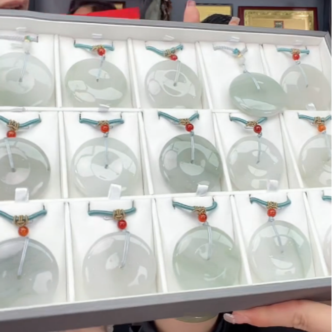 石惑珠宝~天山翠吊坠-多样性发一