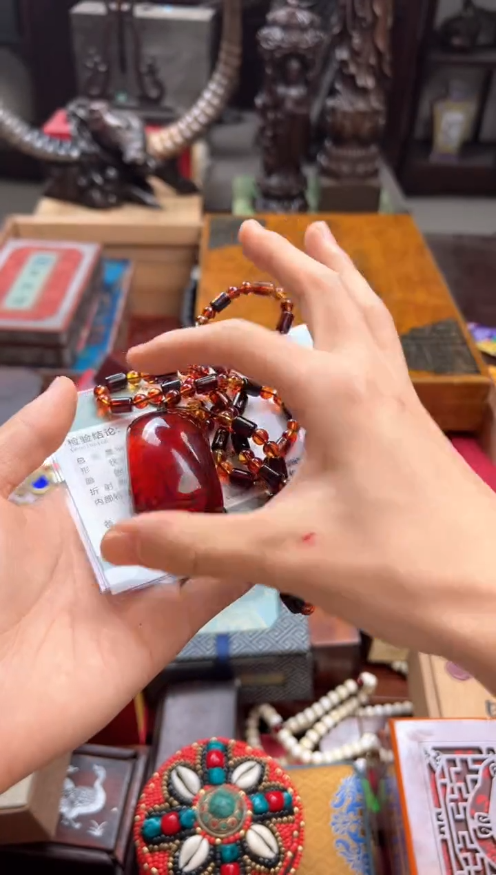 未镶嵌血珀裸石——————瓷———————血泊无事